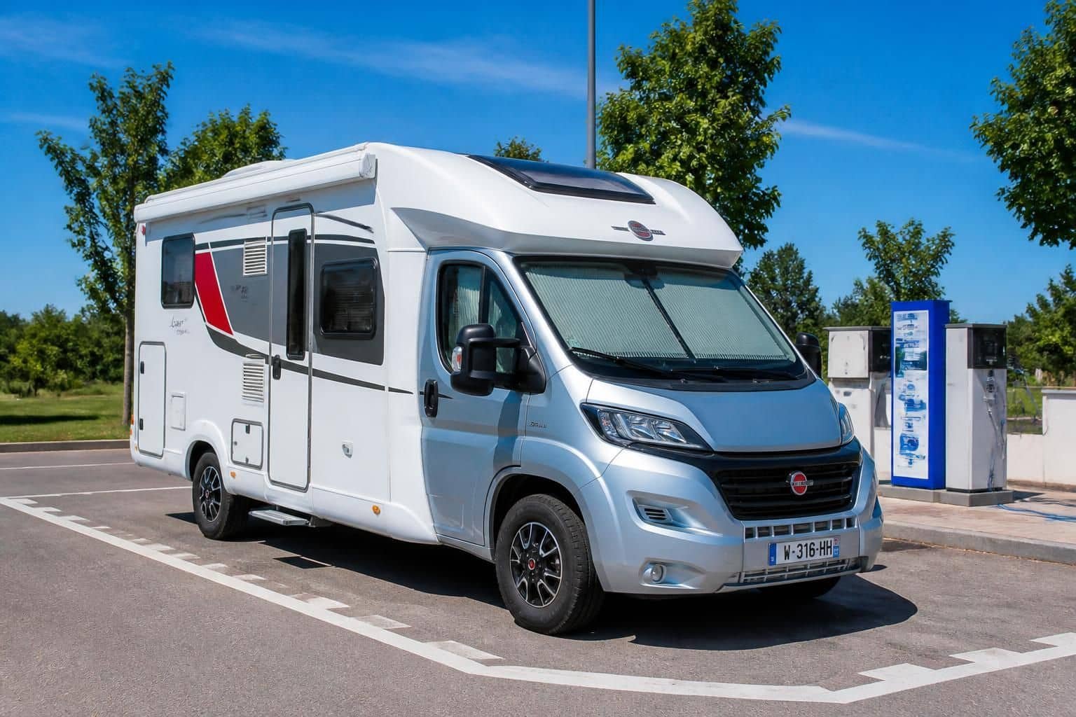 notre sélection 2026 de camping-cars neufs à moins de 50 000 euros, alliant qualité et prix abordable pour vos prochaines aventures.