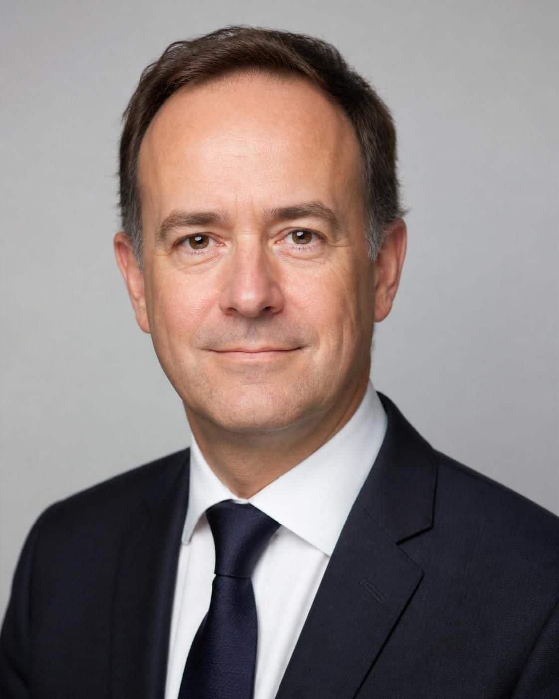 le parcours de pierre chasseray, président de l'association 40 millions d'automobilistes, et son engagement pour la défense des droits des automobilistes en france.