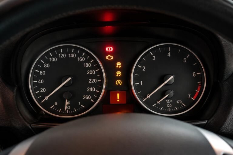 découvrez le décodage des voyants du tableau de bord de votre bmw série 1 et trouvez des solutions pratiques pour chaque alerte de manière simple et efficace.